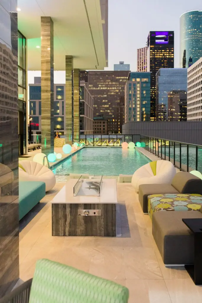 The Marlowe pool with jaw-dropping Houston skyline views. (Photo by Rachel Stubbe Photography)