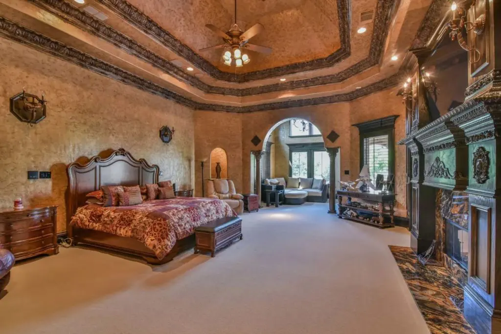 At least when you're asleep you don't have to look at the room. (Photo by Concierge Auctions)