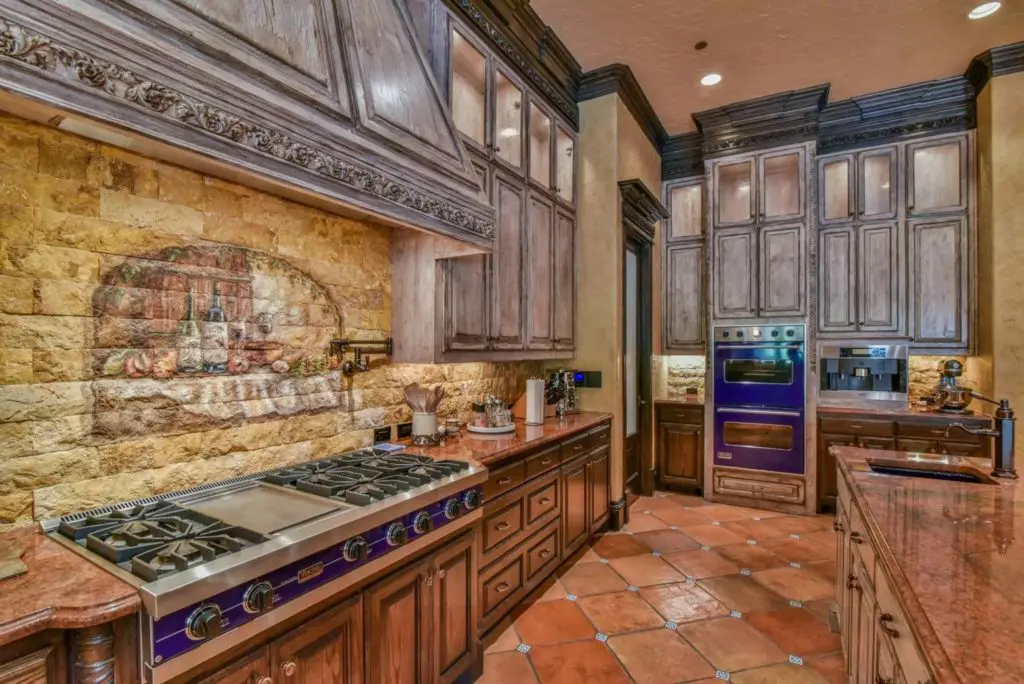 A simple backsplash would have done just fine. (Photo by Concierge Auctions)