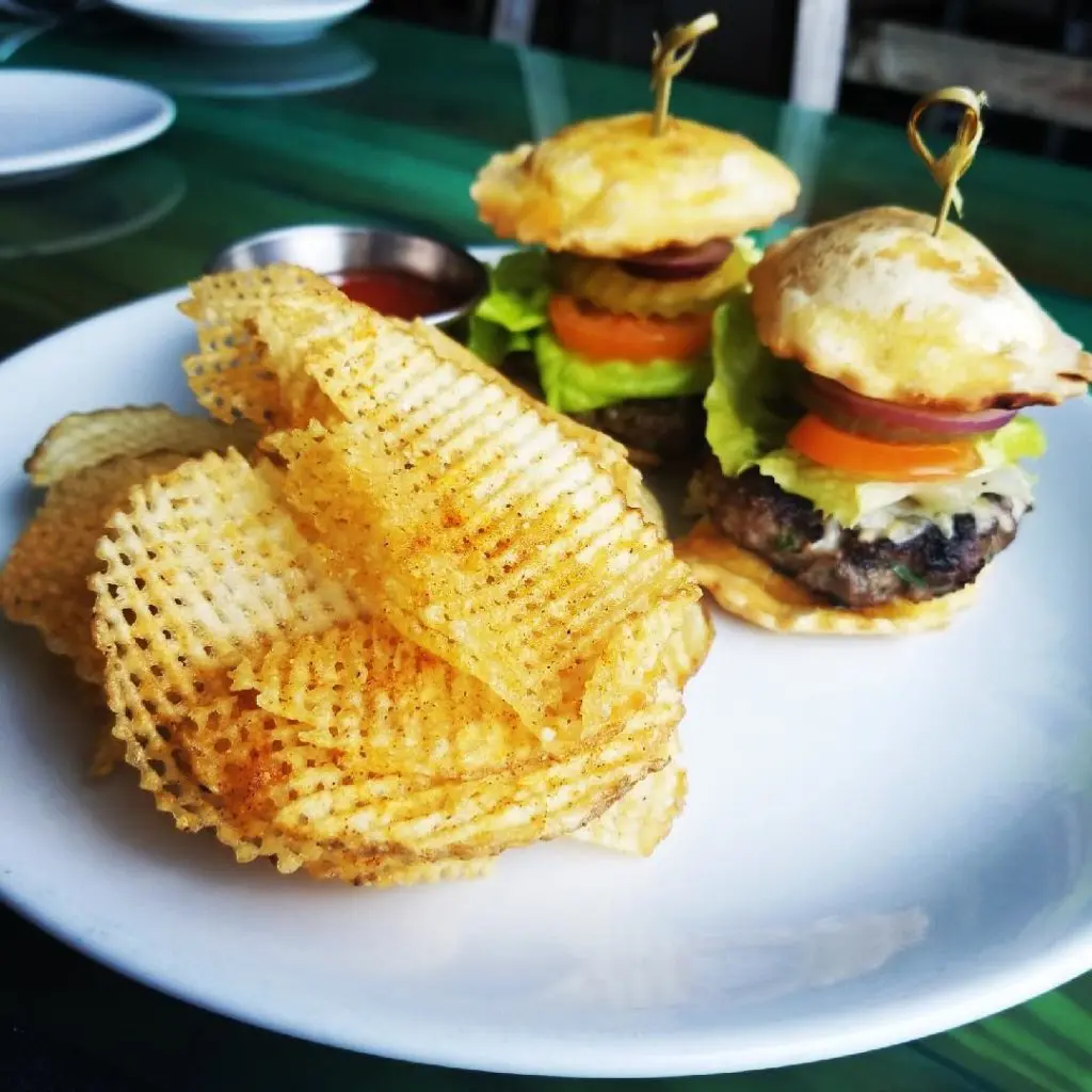 Harold's Restaurant & Tap Room is open until 2 am Thursday through Saturday. 