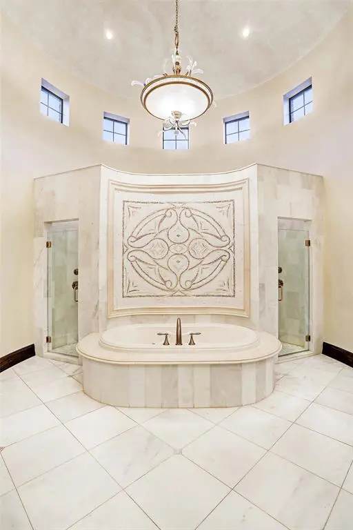 The master bath is ideal for a soak. (Photo by HAR)