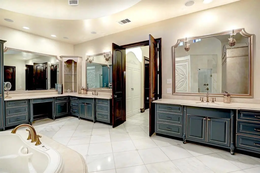 Teal cabinets tie in with the lazy river. (Photo by HAR)