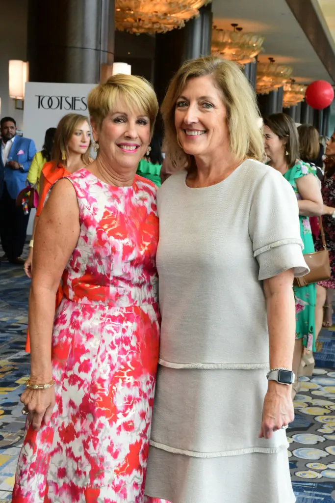 Donna Lewis, Susan Pohl at the Latin Women's Initiative annual luncheon. (Photo by Daniel Ortiz)