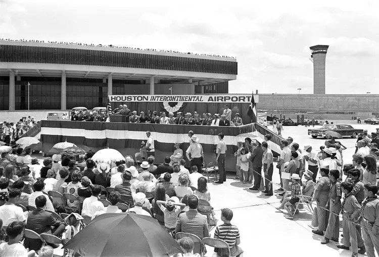 I.M. Pei & Associates designed this harbinger of the jet age, the West Airport Traffic Control Tower. Shown (right in this vintage photo at the 1969 opening of Intercontinental Airport in Houston. (Courtesy of Houston Metropolitan Research Center, Houston Public Library)
