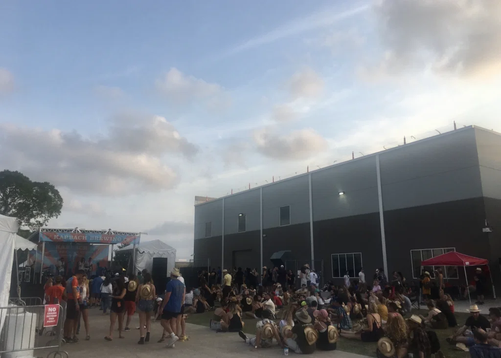 The entire space was transformed into a festival. 