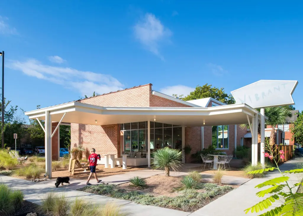 Vibrant restaurant in Montrose (Mariella & Luis Ayala Photo)
