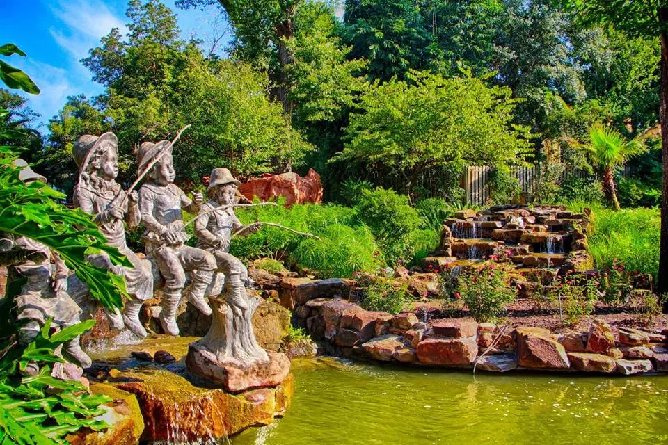 Brenner's on the Bayou just begs for a romantic stroll. 