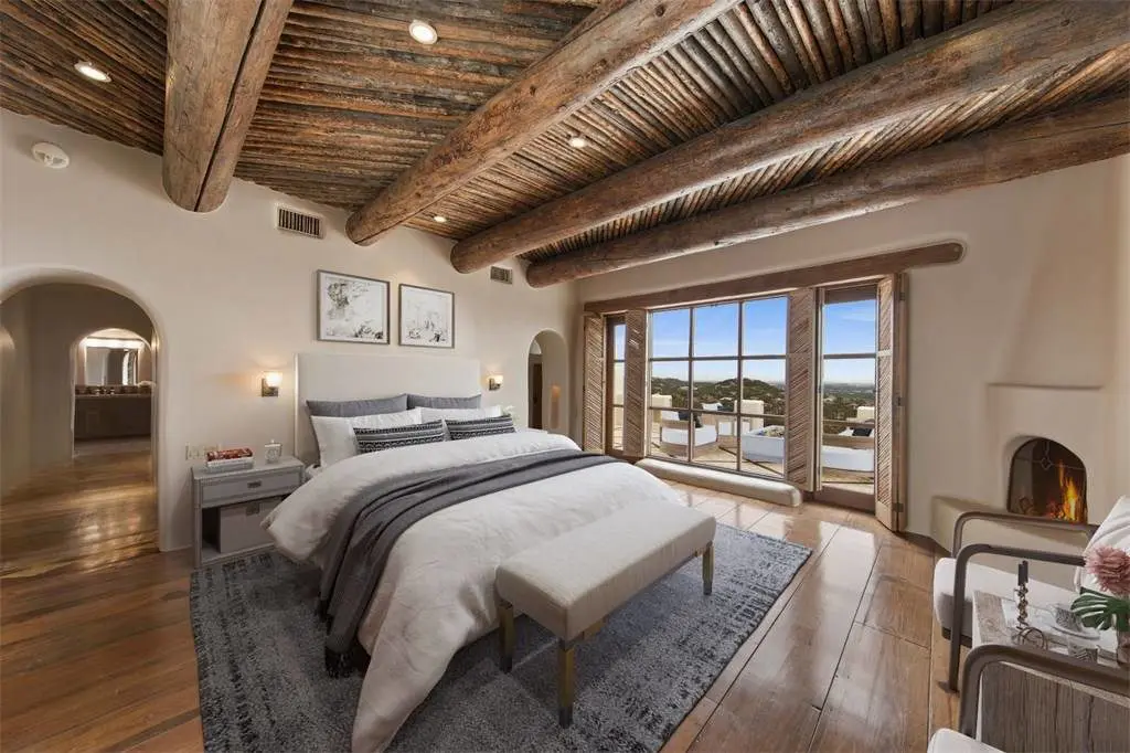 Now that's what we call a room with a view. 