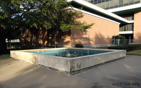 The fountain dried up a long time ago. (Photo by The Arch-ive)