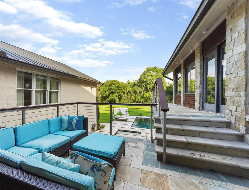 The deck gives even more gorgeous views. 