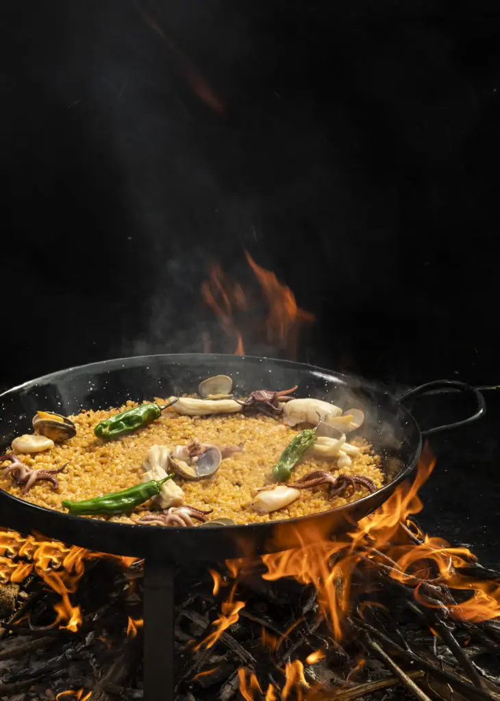 Arroz de calamares, almejas y Shishito peppers. (Photo by Julie Soefer)
