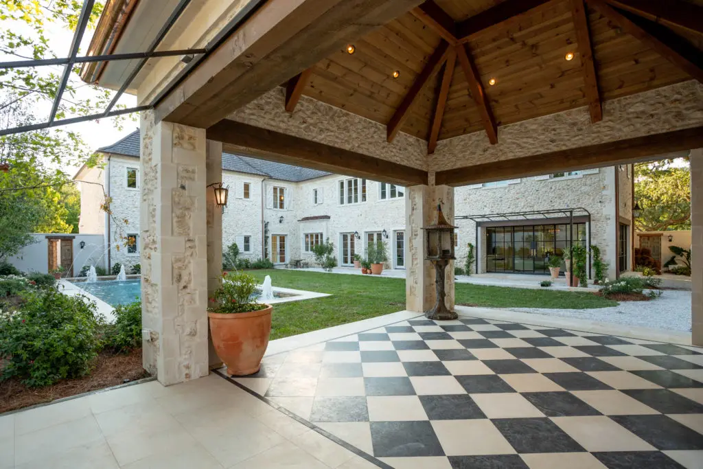 The outdoor entertaining space at 2535 Inwood. (Photo by Savannah Montgomery)