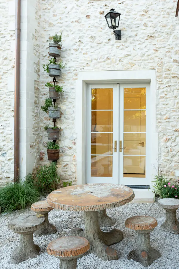 An outdoor vignette straight from Provenc. (Photo by Savannah Montgomery)