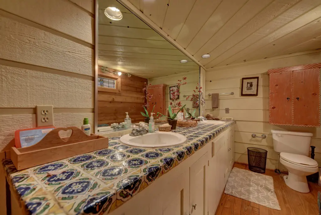 Mexican tile work decorates the bath. (Photo by John Deans, Deans Imaging)