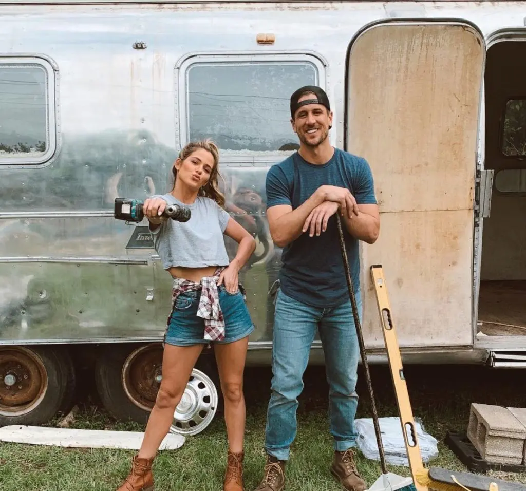 Dallas couple JoJo Fletcher and Jordan Rodgers are starring on Cash Pad. Courtesy of @joelle_fletcher