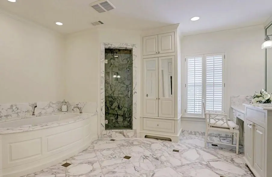 A classic southern colonial style home dictates a master bath with traditional sensibilities.