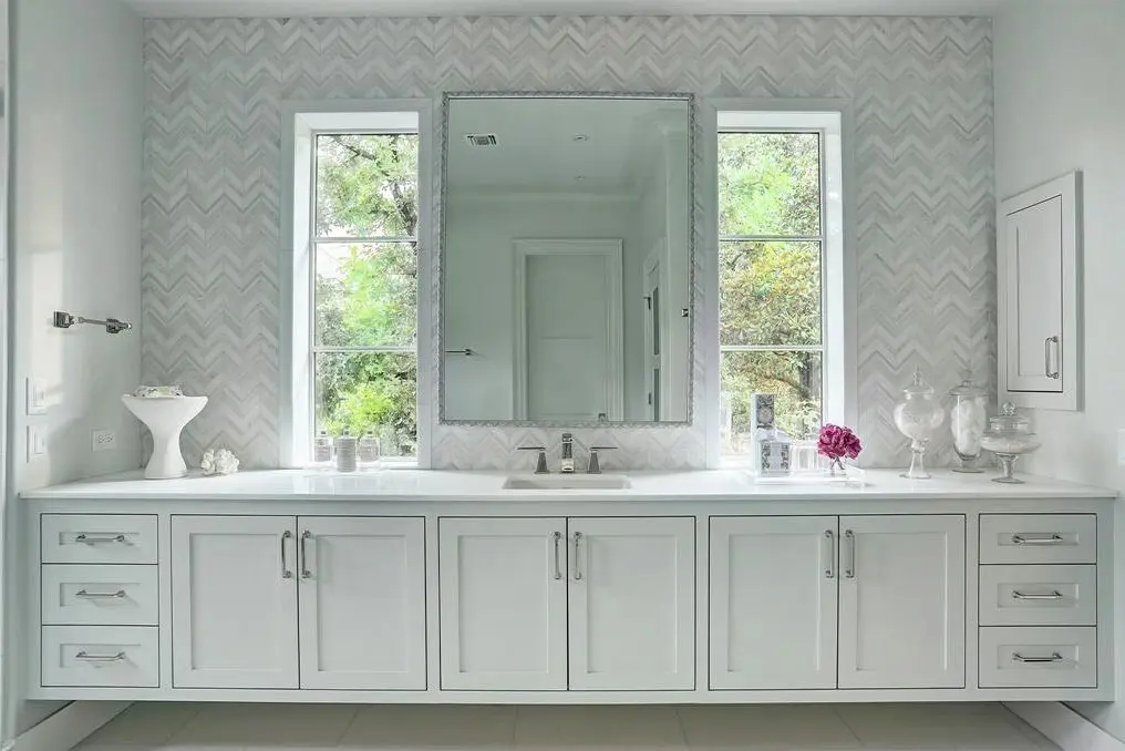 The master bath in this River Oaks mansion, by Layne Kelly Homes, imbues a modern esthetic. 