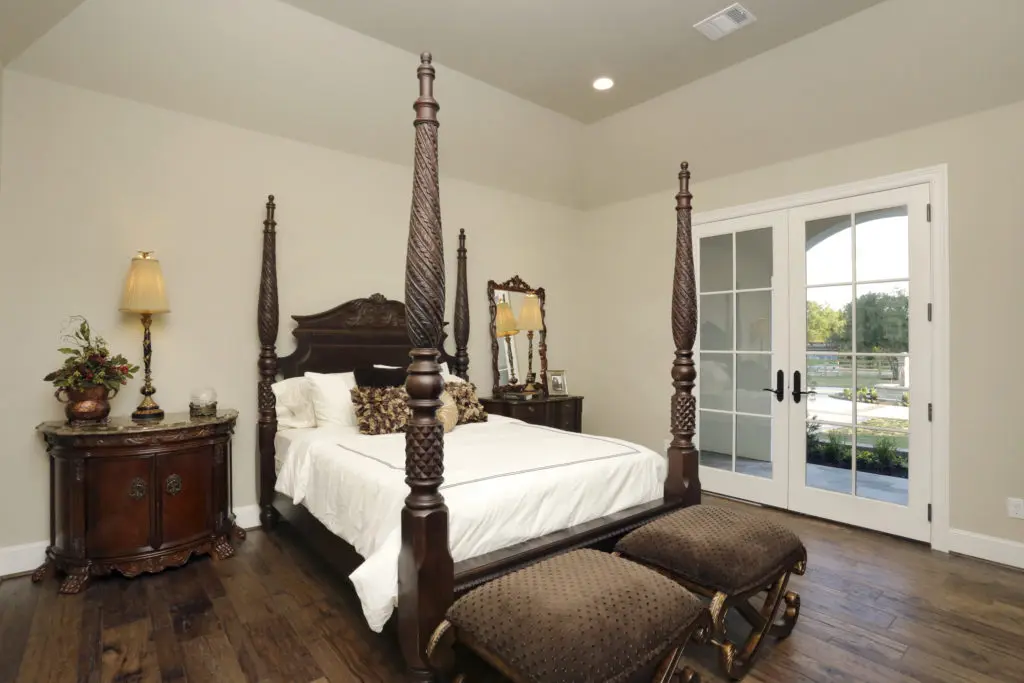 The four-poster bed fits in with the Western them without going overboard. 