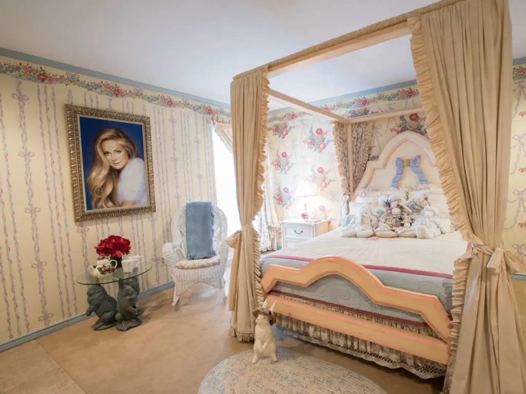 You can stay in Lucy's bedroom.