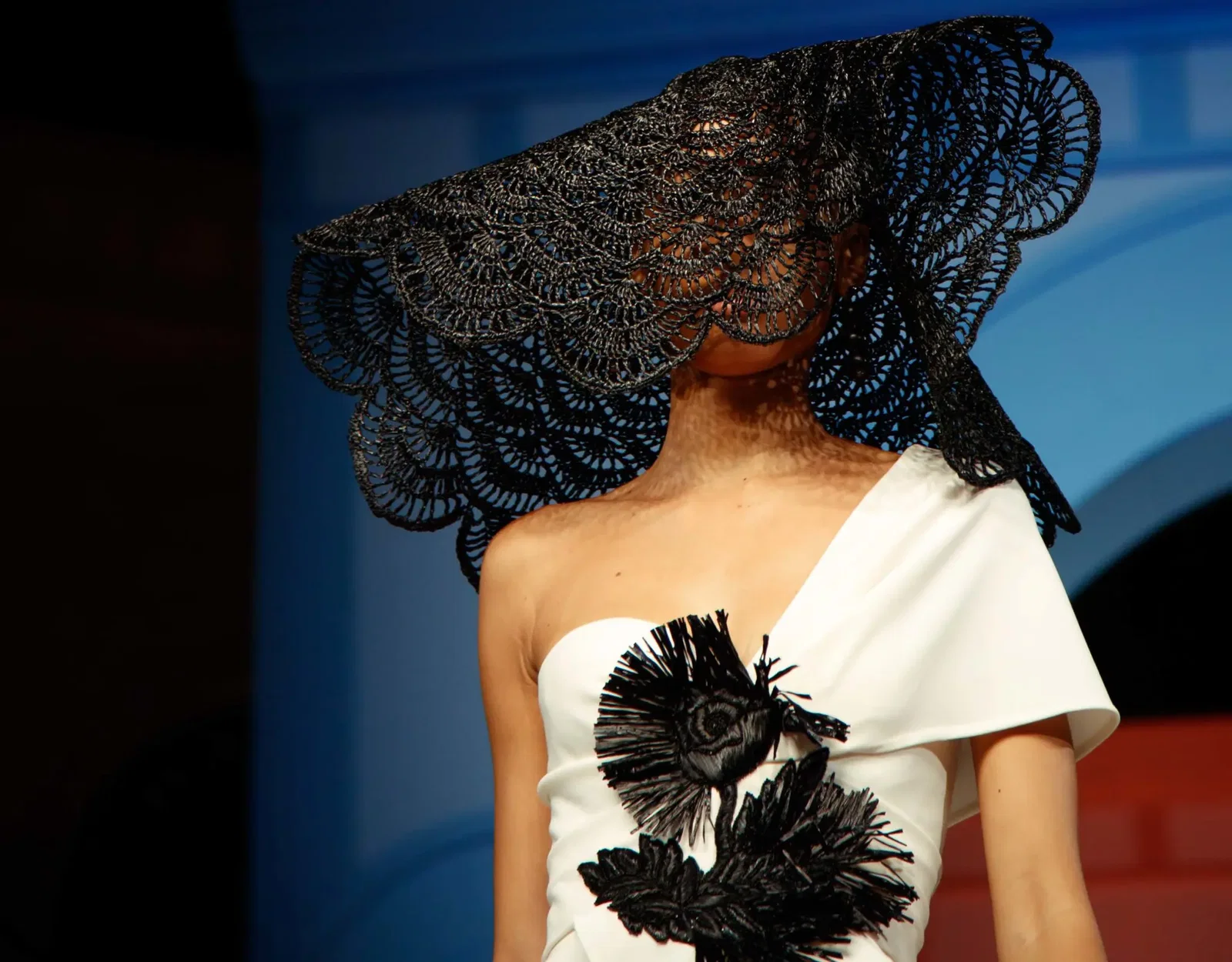 Oscar de la Renta white dress with black raffia detail and matching sunhat. (Photo courtesy of Oscar de la Renta)