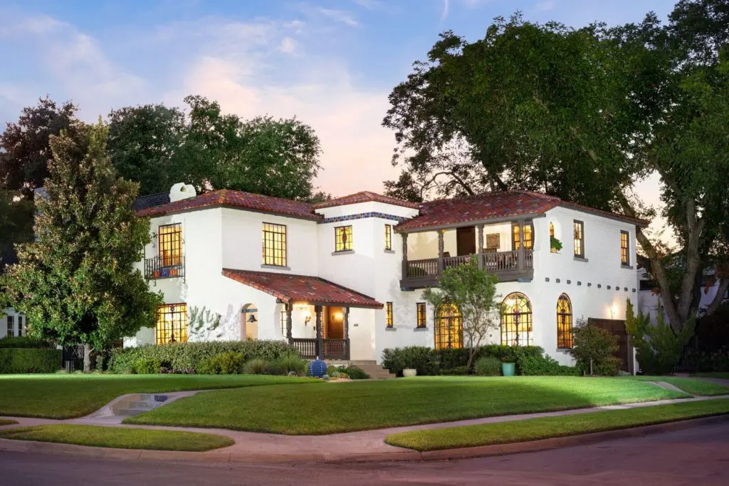 This Lakeshore home pays homage its 1936 historical Hutsell roots.  (Photo by Jenifer McNeil Baker)