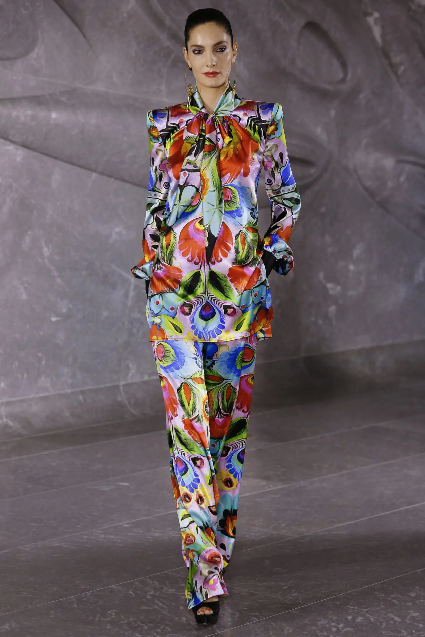 Naeem Khan tie-neck floral print blouse with matching pant. (Photo by Dan Lecca)