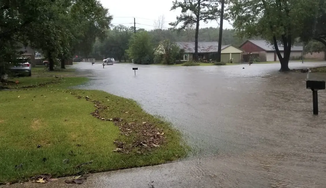 Streets turned into rivers in the Houston Imelda flooding. (@auryslife)
