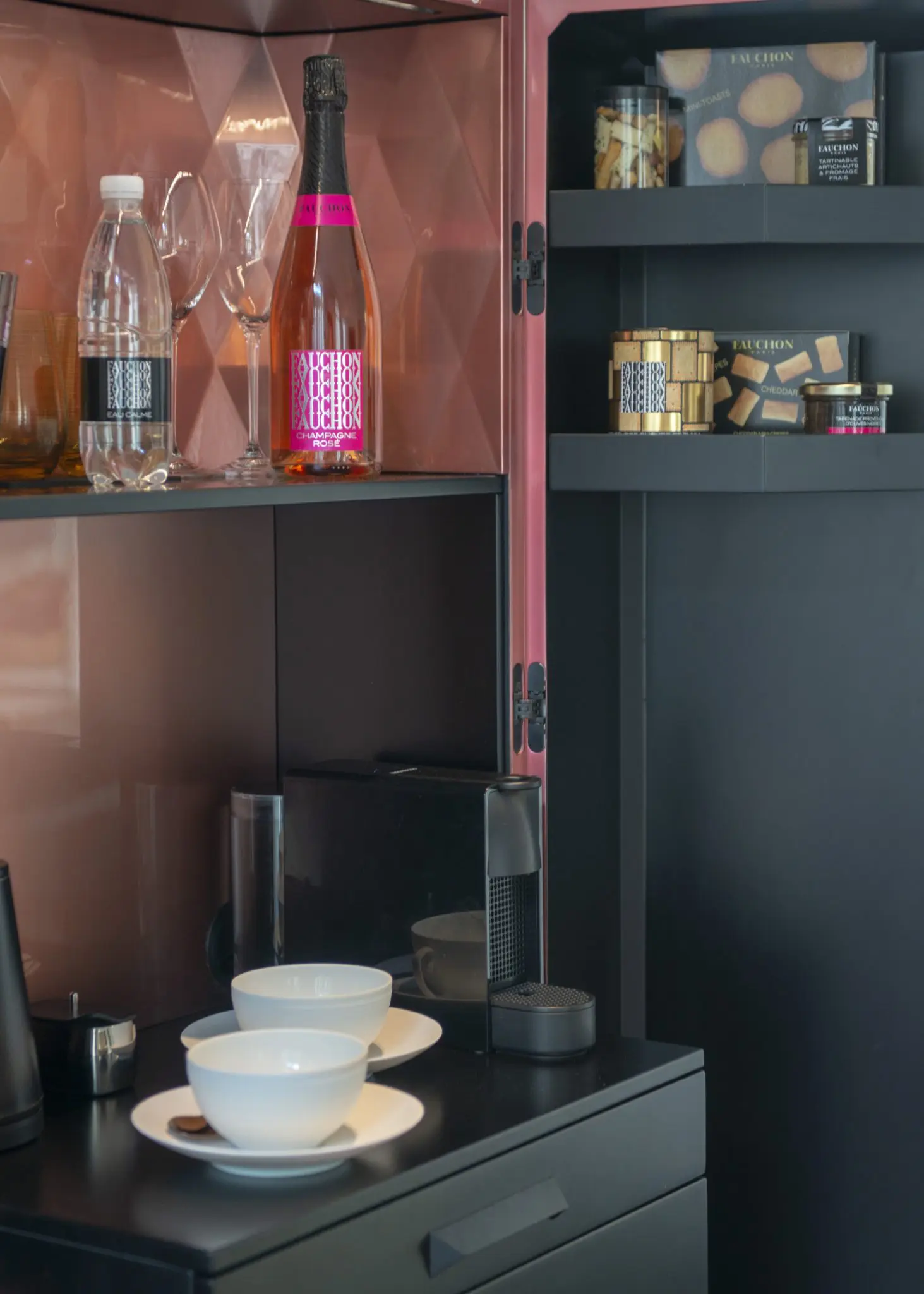 The bubbly is an effervescent touch. 