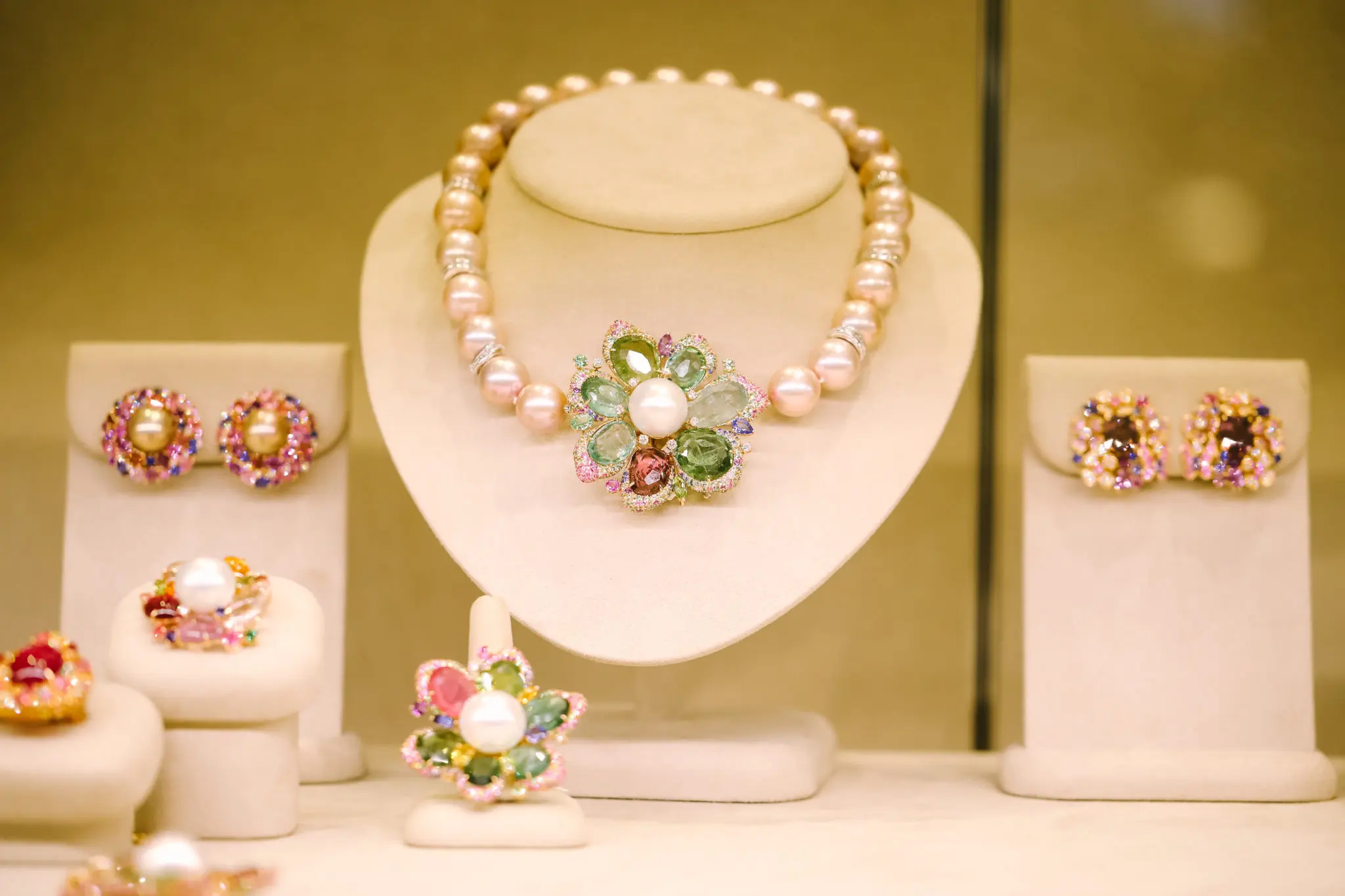 Australian South Sea pearls set the stage for this suite by Margot McKinney. (Photo by Johnny Than)