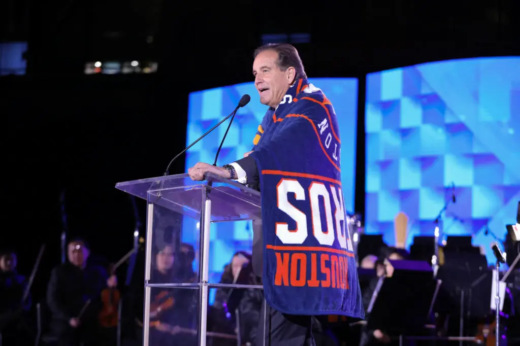 Emcee Jim Nantz stayed warm in an Astros blanket and encouraged guests to applaud loudly to warm up the stadium. (Photo by Johnny Than)