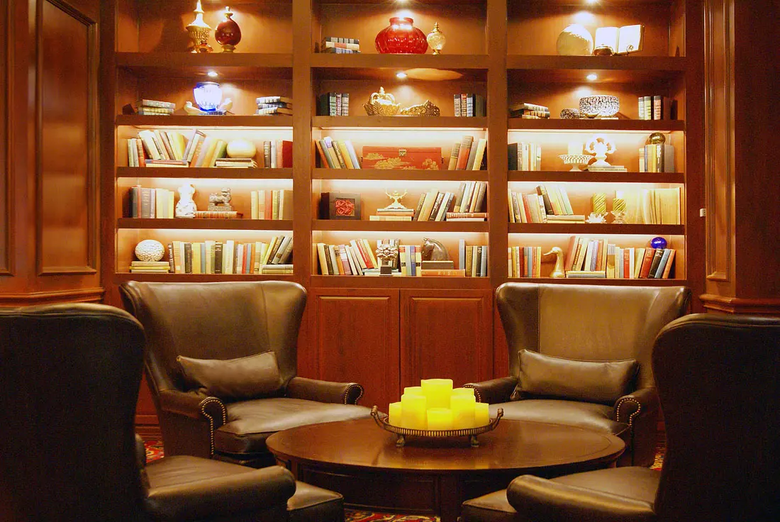 The Library bar in The Warwick hotel actually looks like a library. 
