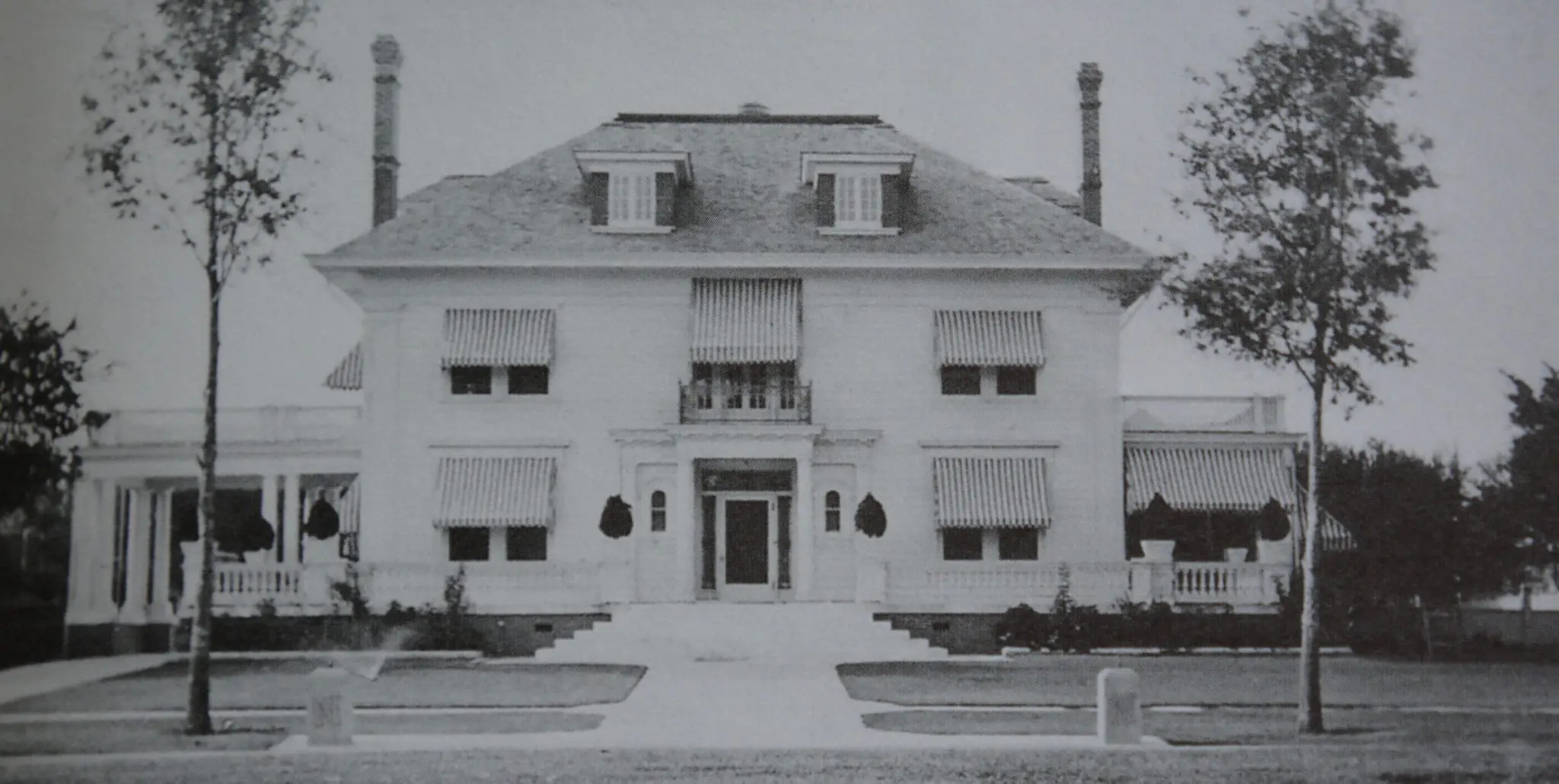 Vintage photo of No. 6 Courtlandt Place, completed in 1909 for Charles and Emilie Neuhaus and designed by Sanguinet and Staats.