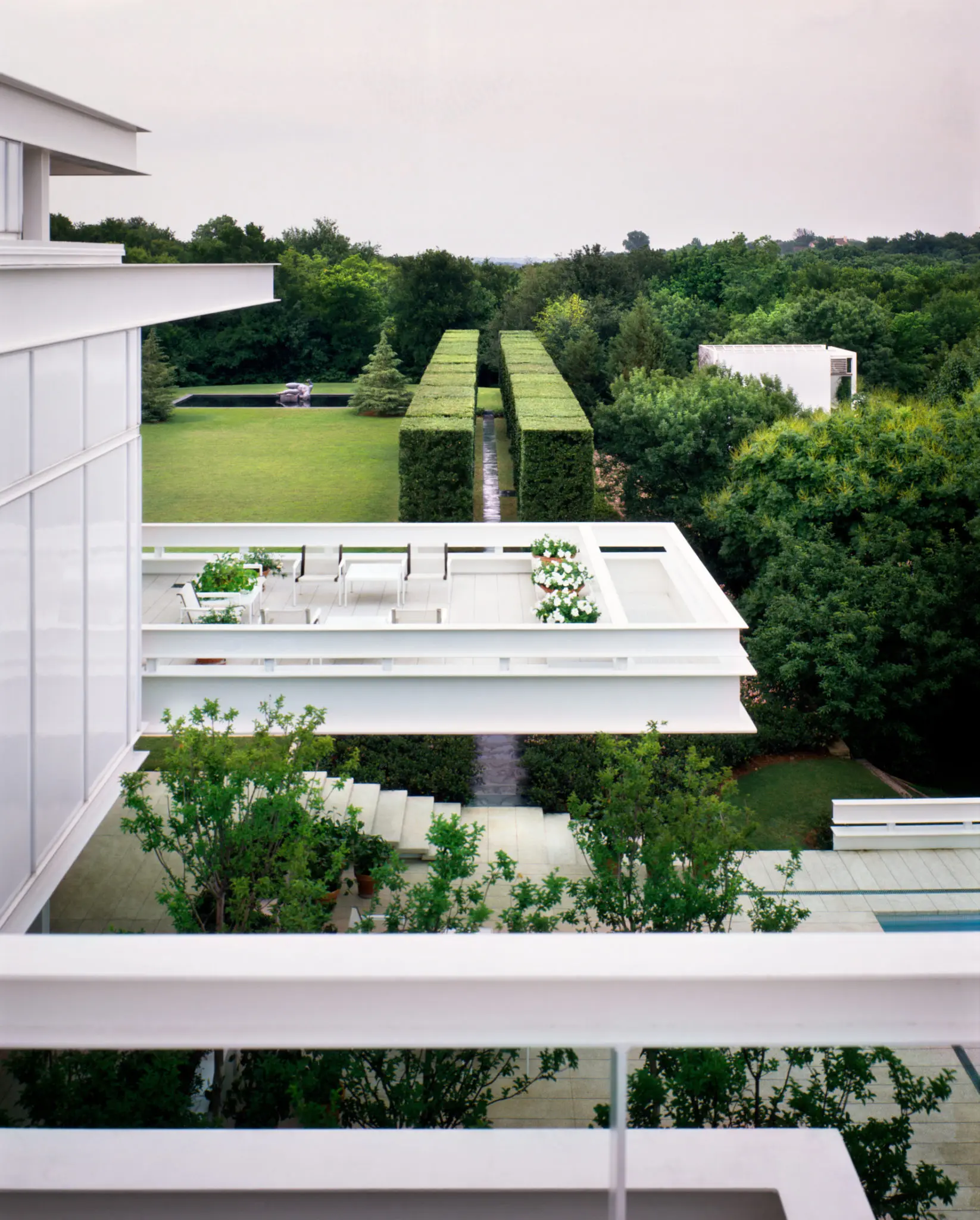 Paul Rudolph designed the Bass house in Fort Worth in 1970. A dramatic cantilever overlooks an alley of pleached oaks. The gardens were designed by Russell Page, Robert Zion and Anne Bass. (Photo by Scott Frances/Otto)