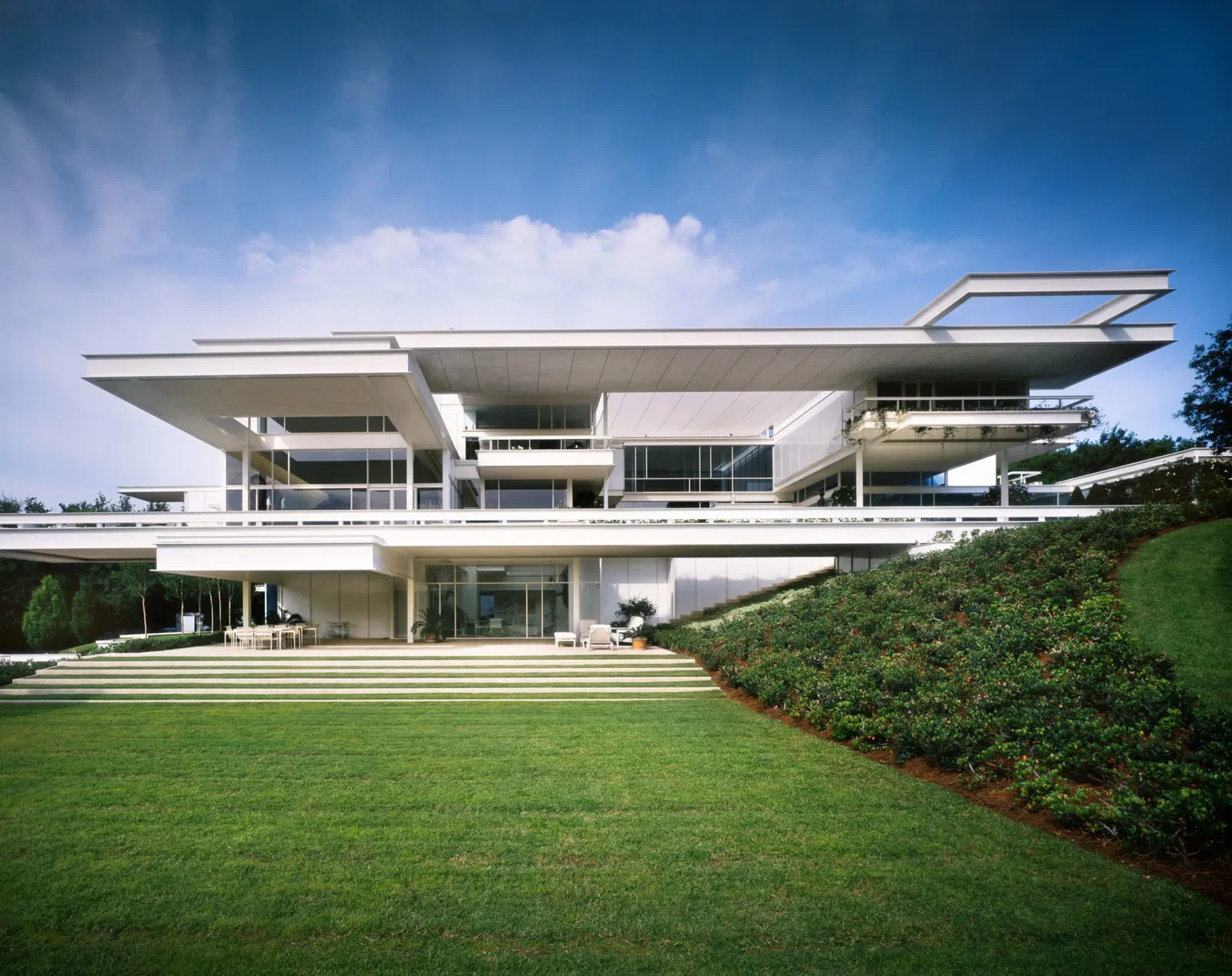 Exterior of the 1970-designed Bass house in Fort Worth. (Photo by Scott Frances/Otto)