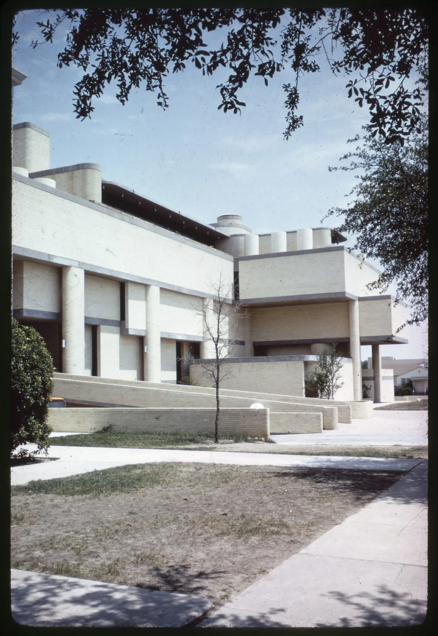 Sid W. Richardson Physical Sciences Building at TCU, designed in 1966. (Photo by Scott Frances/Otto)
