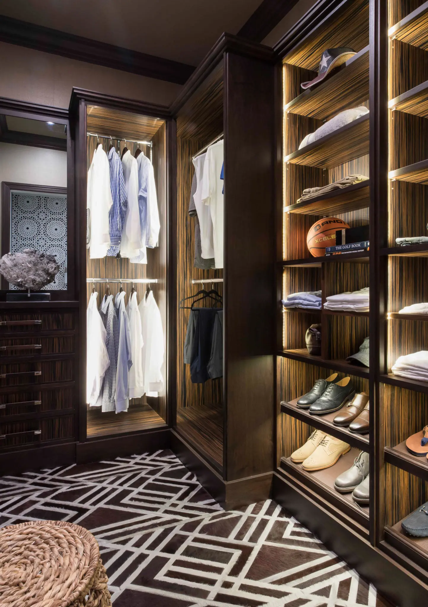 This closet, designed by Christopher Peacock, salutes the gent with a penchant for the highly-organized. 