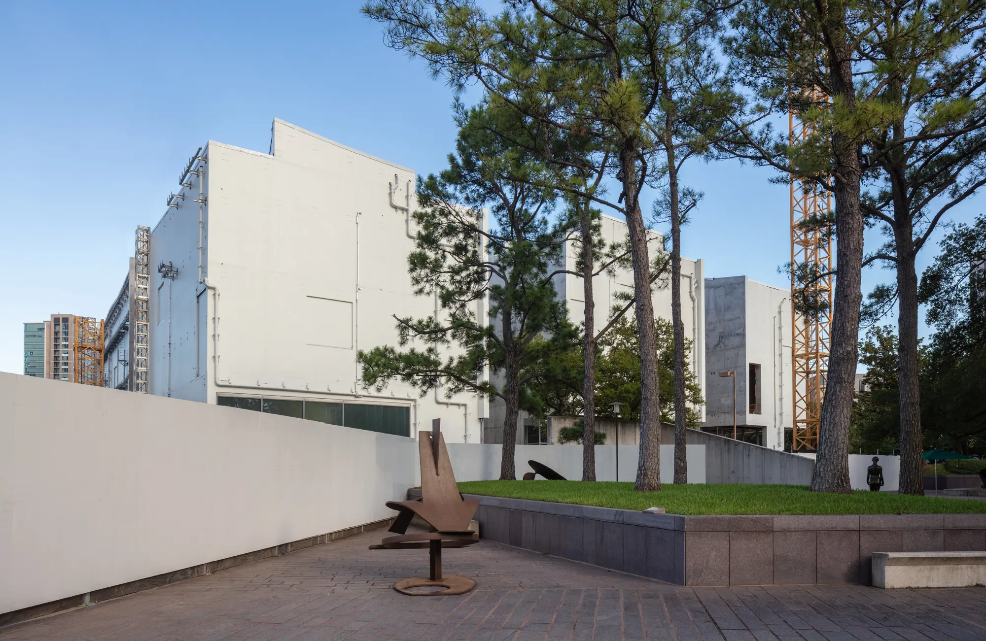 Exterior view of concrete understructure of the west façade Nancy and Rich Kinder Building, set to complete in autumn 2020. (Photo © Richard Barnes)