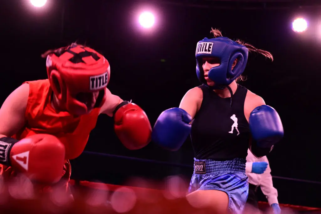 Female boxers Eliza Schlesigner in red and Samantha Vulpis in blue at Black Tie Boxing (Photo by Daniel Ortiz)