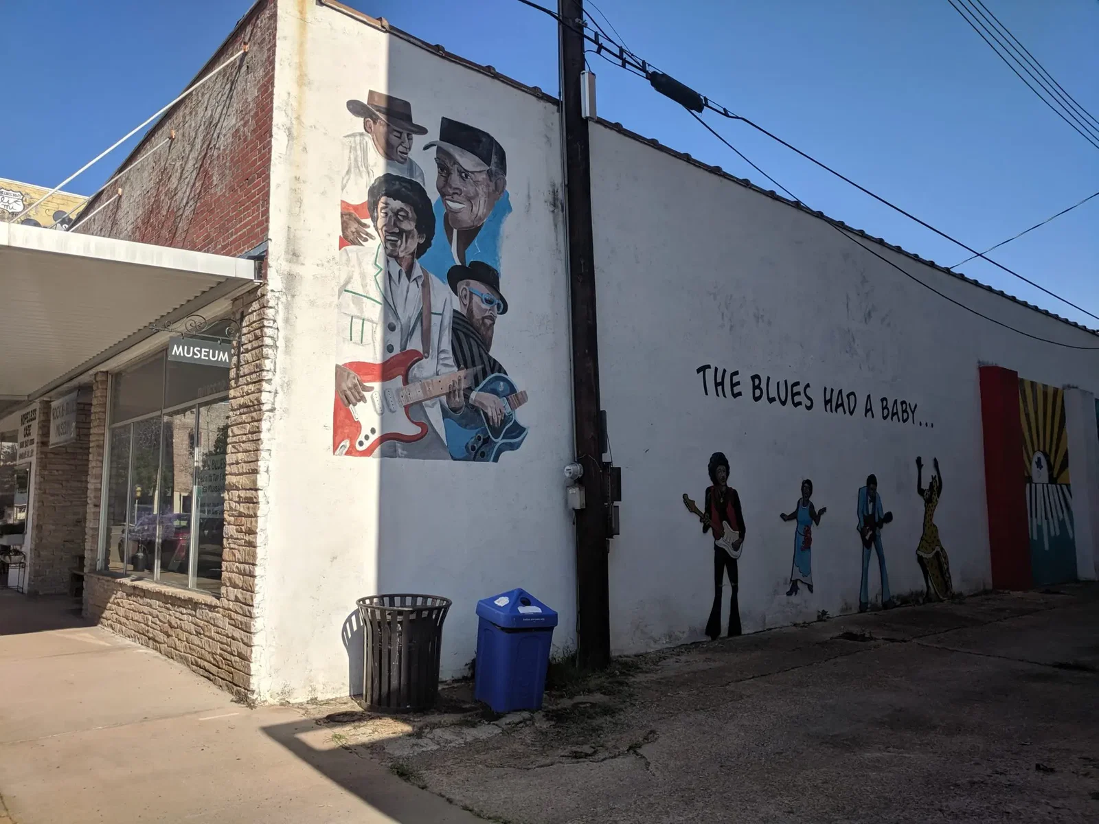 A Mississippi mural in Clarksdale sings the blues. (Photo by Ariane Roesch and Zak Miano)