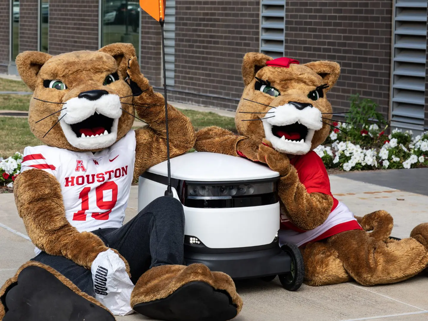 uh food delivery robot cougars