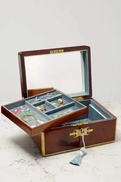 This jewelry box comes complete with $200,000 worth of fabulous fine jewelry pieces for the ultimate gift of baubles. 