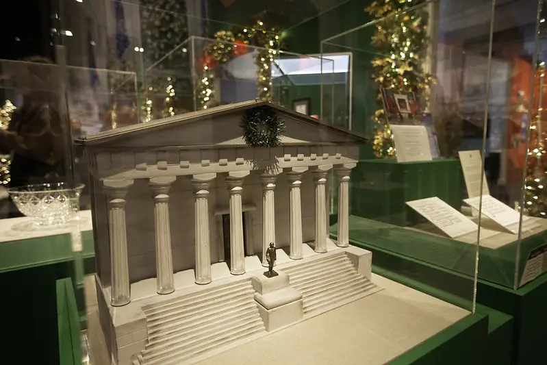"Holiday in the National Parks: Christmas in the White House 2007" boasts replicas of our country's historic sites and national parks.