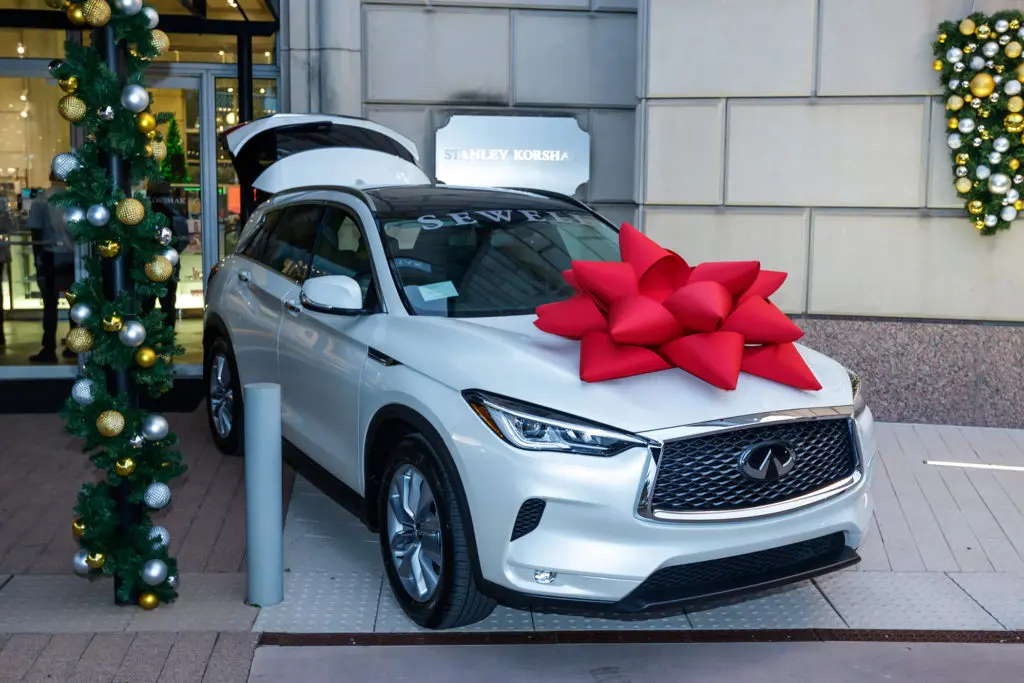 A Sewell SUV with a bow (Photo by WJNPhoto)