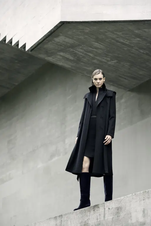 The Cashmere coat treated with Storm System® provides a waterproof, wind-resistant finish. 