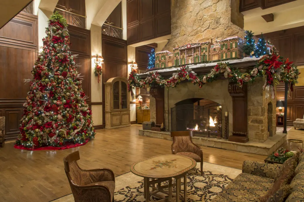 The Great Room Lobby is warmly decorated for the holidays. (Photo courtesy The Houstonian Hotel, Club & Spa)