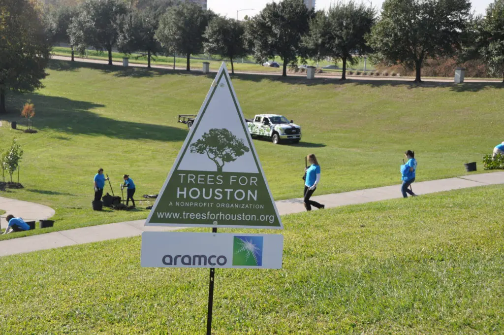 Aramco volunteers at work in one of the city's parks. (Photo by Trees for Houston)