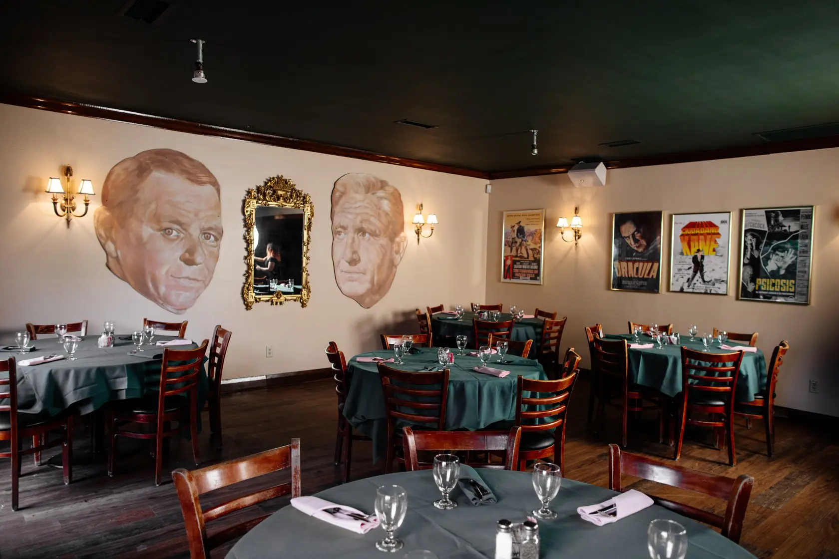 hosting holiday parties – Las Palmas – El Hollywood room
