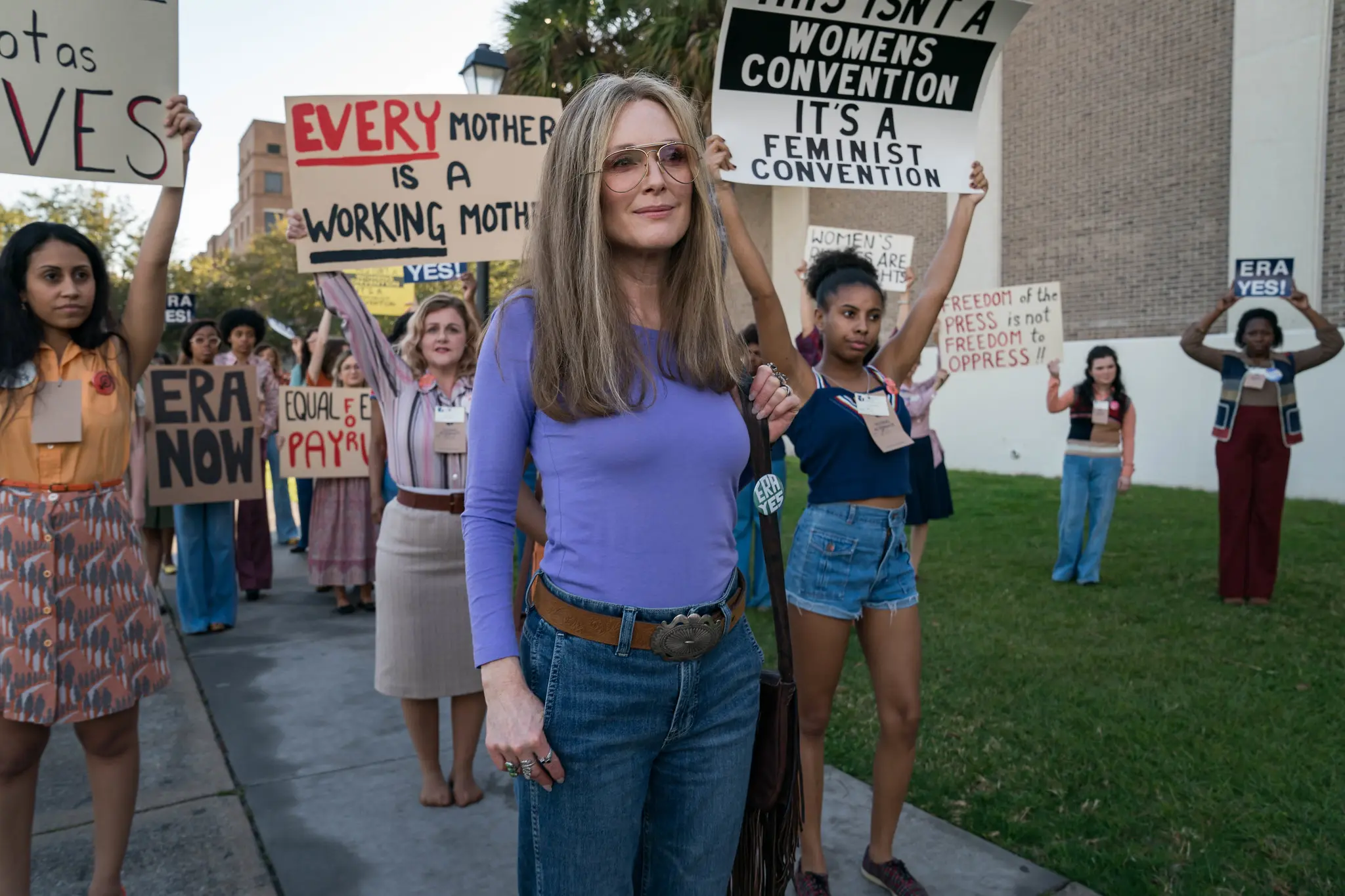 The Glorias – Julianne Moore plays Gloria Steinem in “The Glorias”