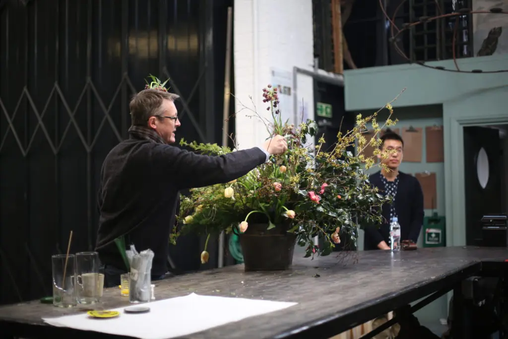 Royal floral designer Shane Connolly in action. (Photo by Yolanda Chiaramello)
