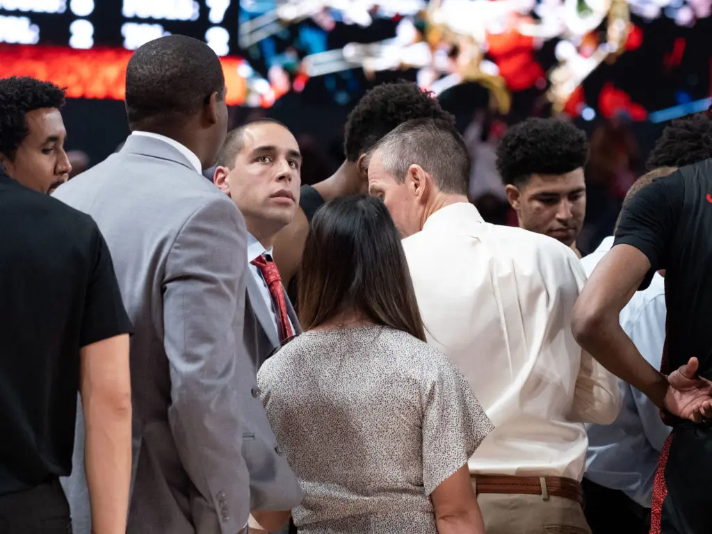 Kelvin Sampson's UH team huddles as a family. (Photo by F. Carter Smith)